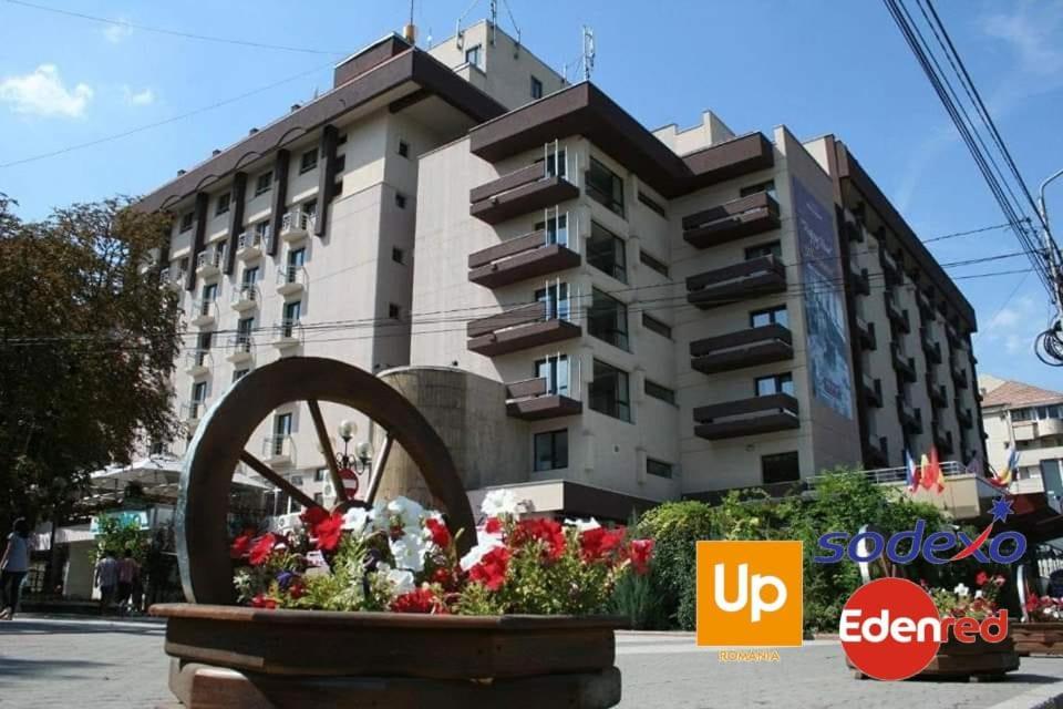 Hotel Rapsodia City Center Botoşani Extérieur photo