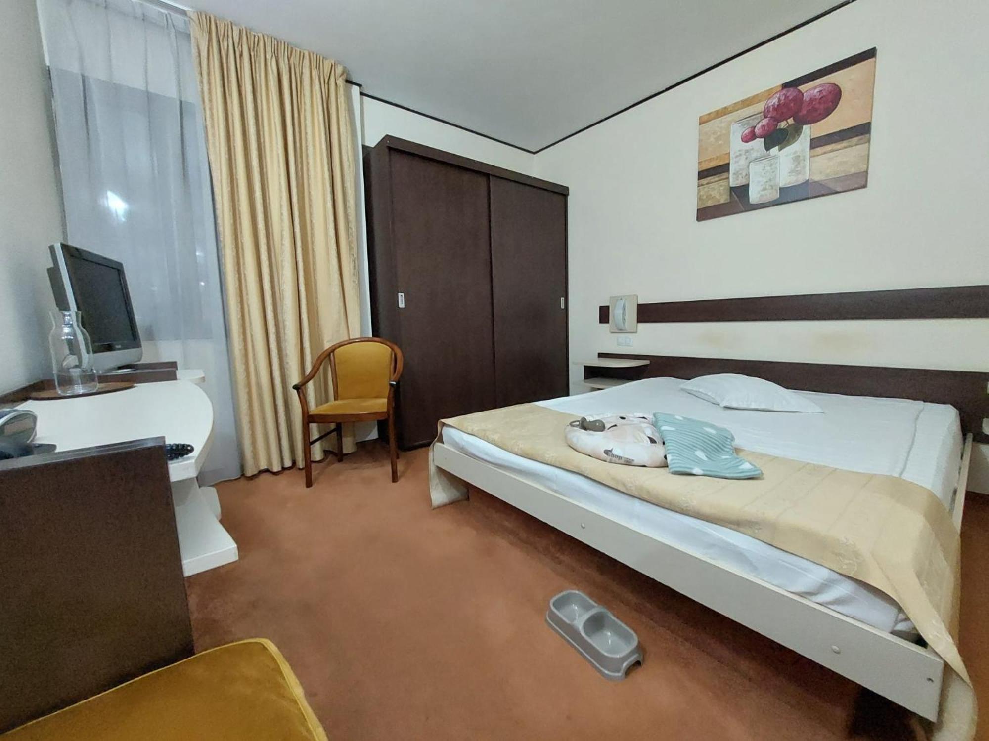 Hotel Rapsodia City Center Botoşani Extérieur photo