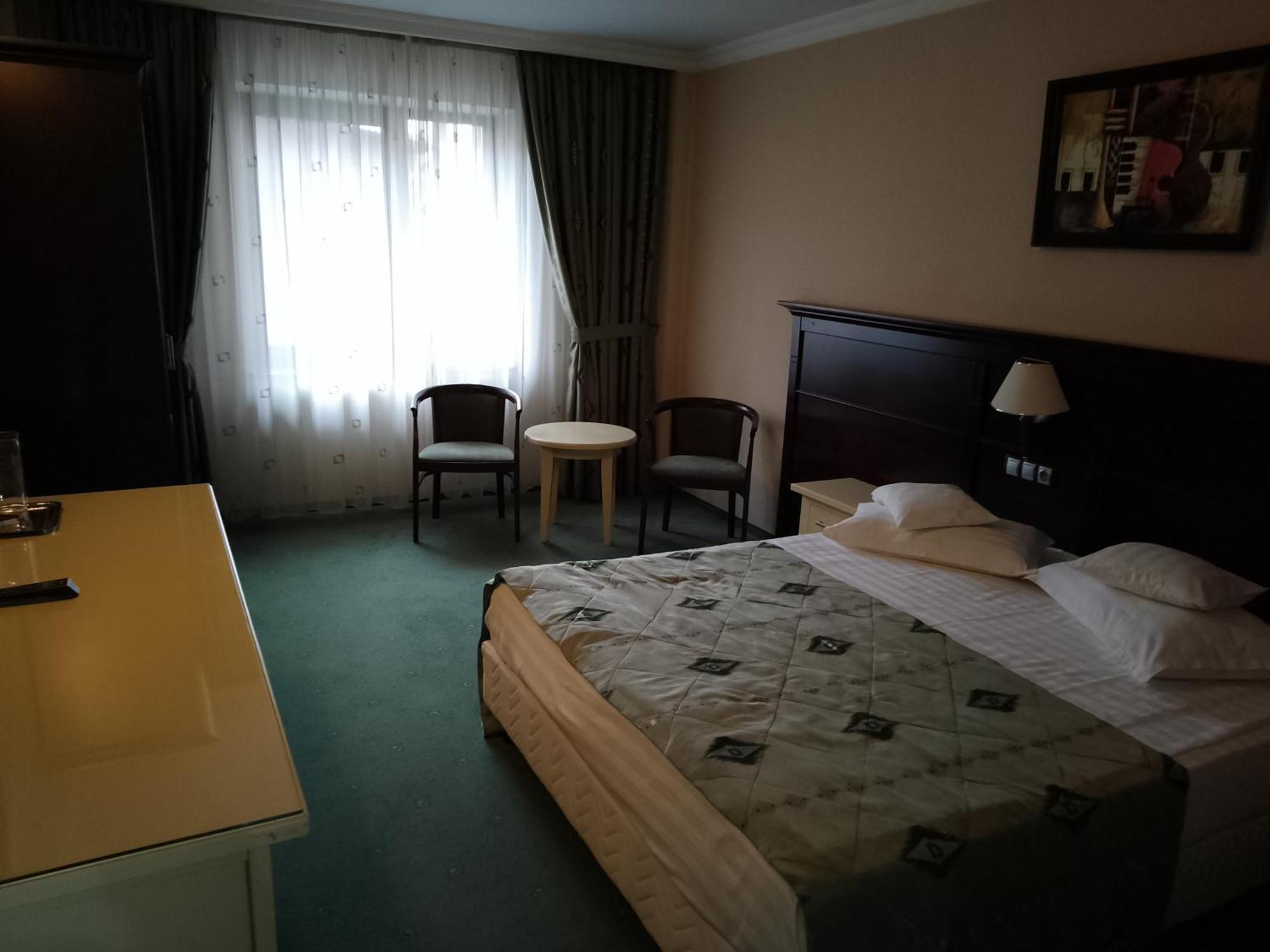Hotel Rapsodia City Center Botoşani Extérieur photo