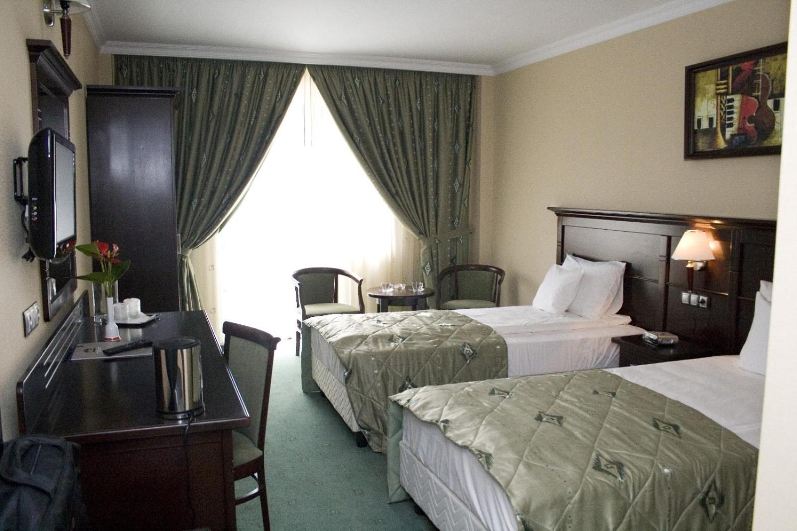 Hotel Rapsodia City Center Botoşani Extérieur photo