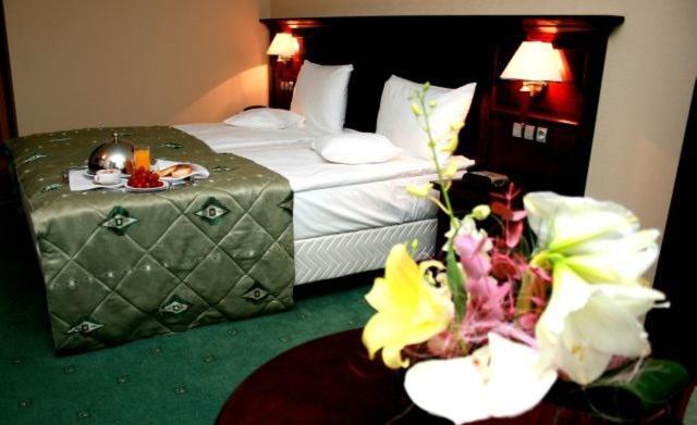Hotel Rapsodia City Center Botoşani Extérieur photo