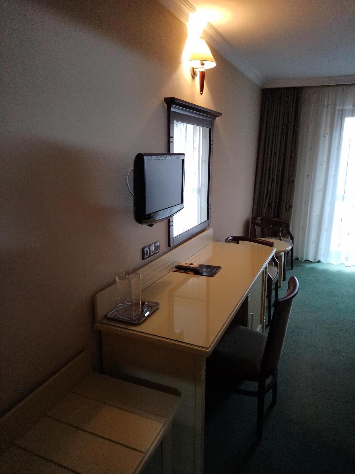 Hotel Rapsodia City Center Botoşani Extérieur photo