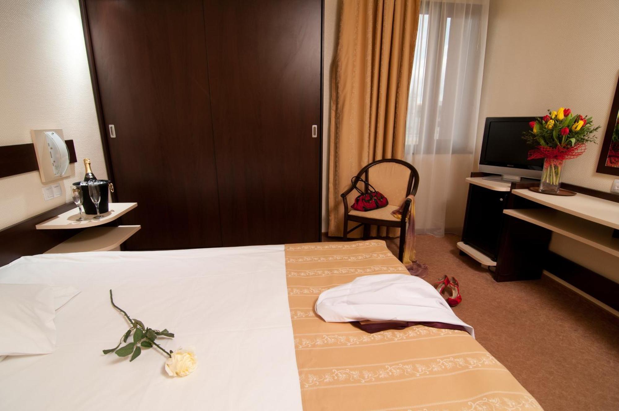 Hotel Rapsodia City Center Botoşani Extérieur photo