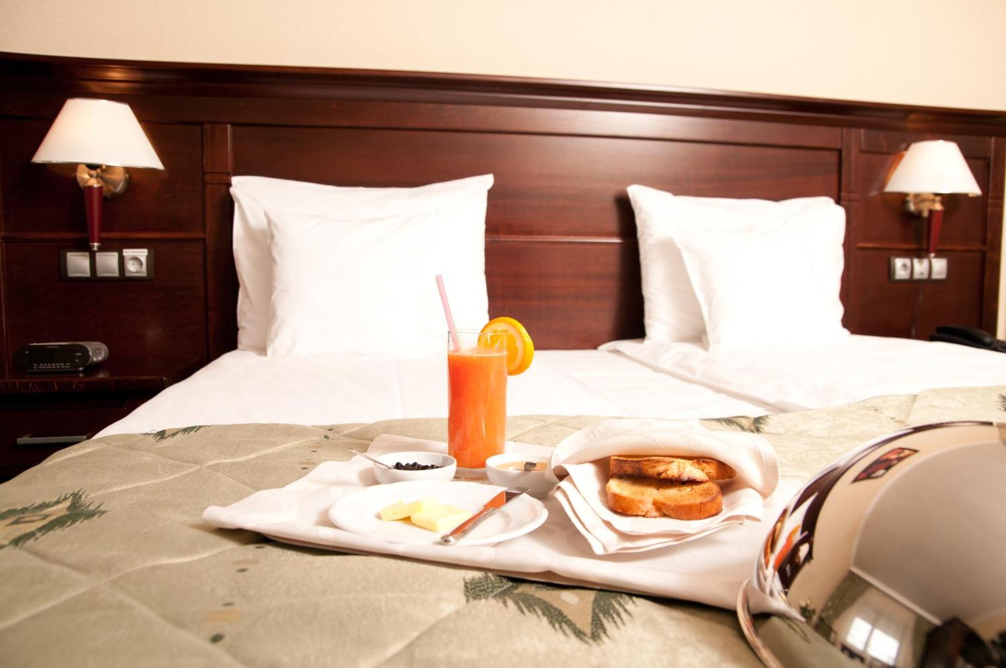 Hotel Rapsodia City Center Botoşani Extérieur photo