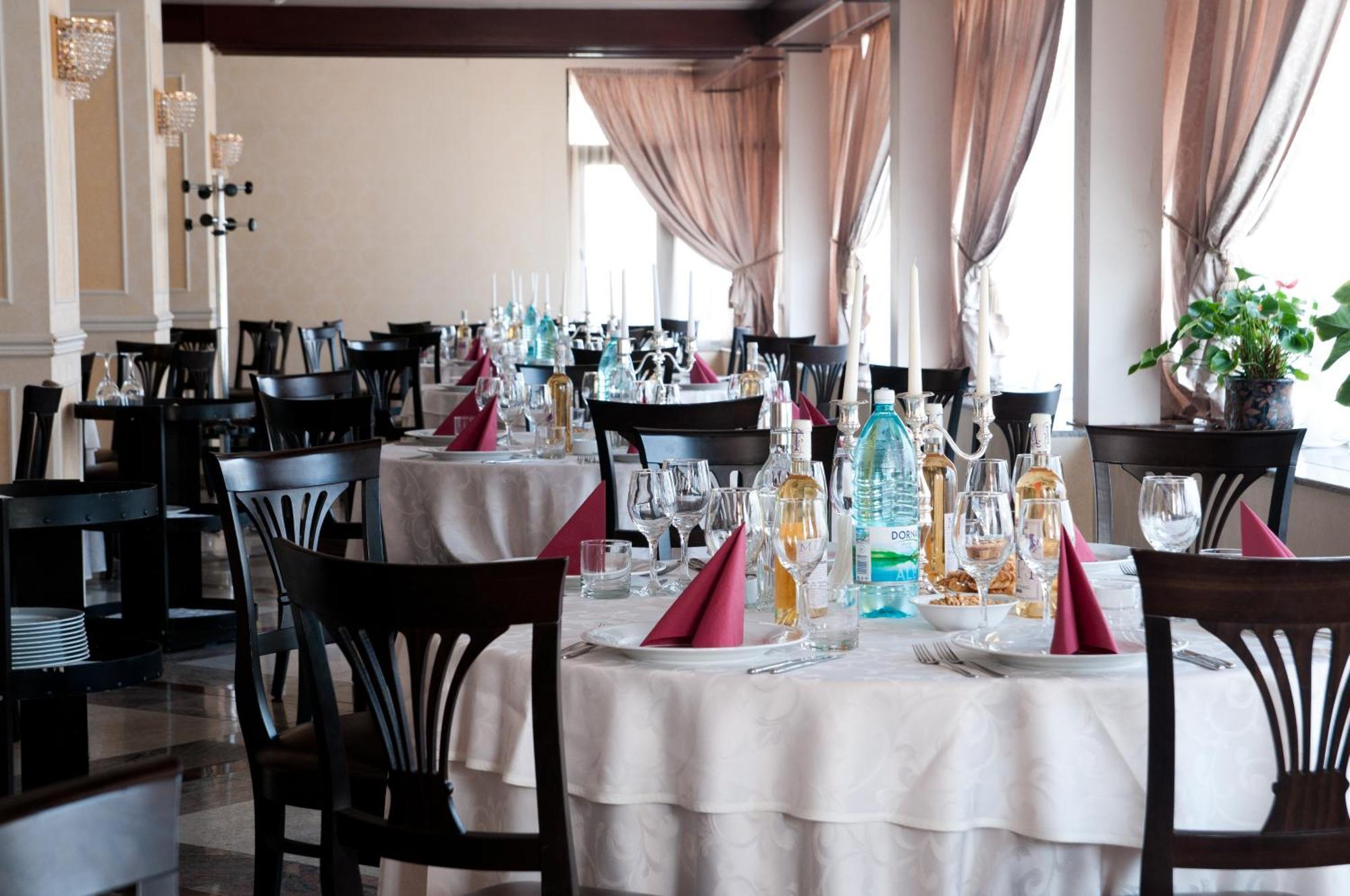 Hotel Rapsodia City Center Botoşani Extérieur photo