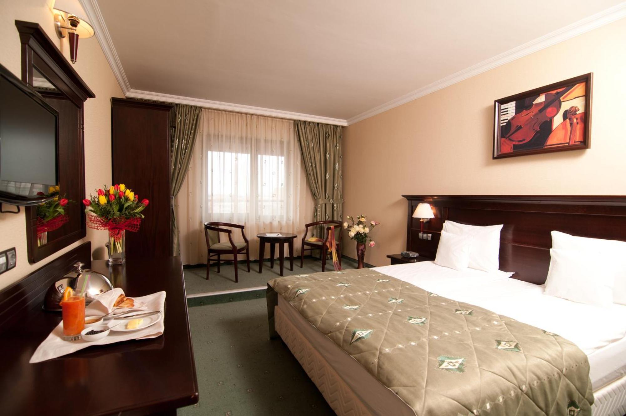Hotel Rapsodia City Center Botoşani Extérieur photo