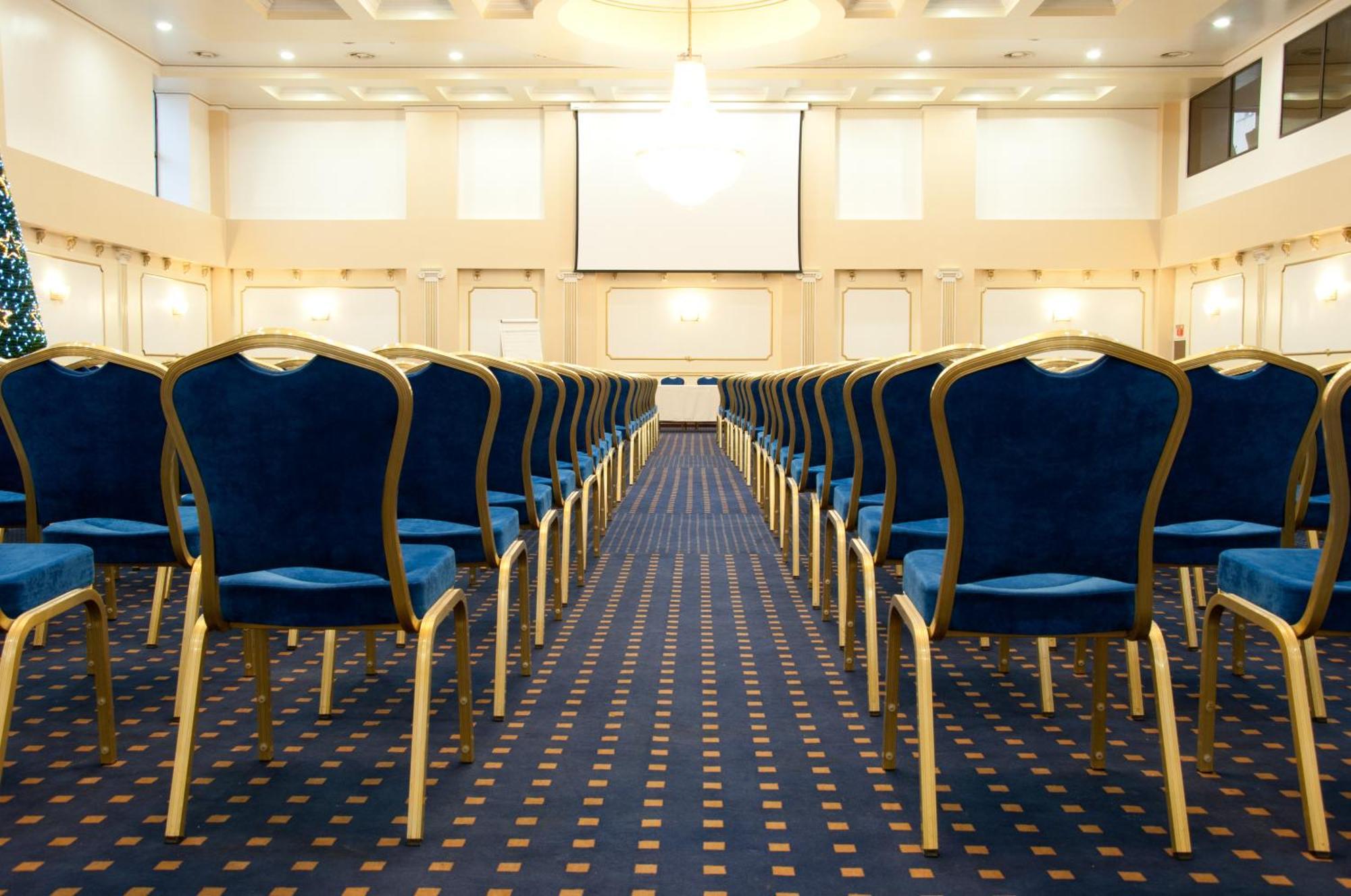 Hotel Rapsodia City Center Botoşani Extérieur photo