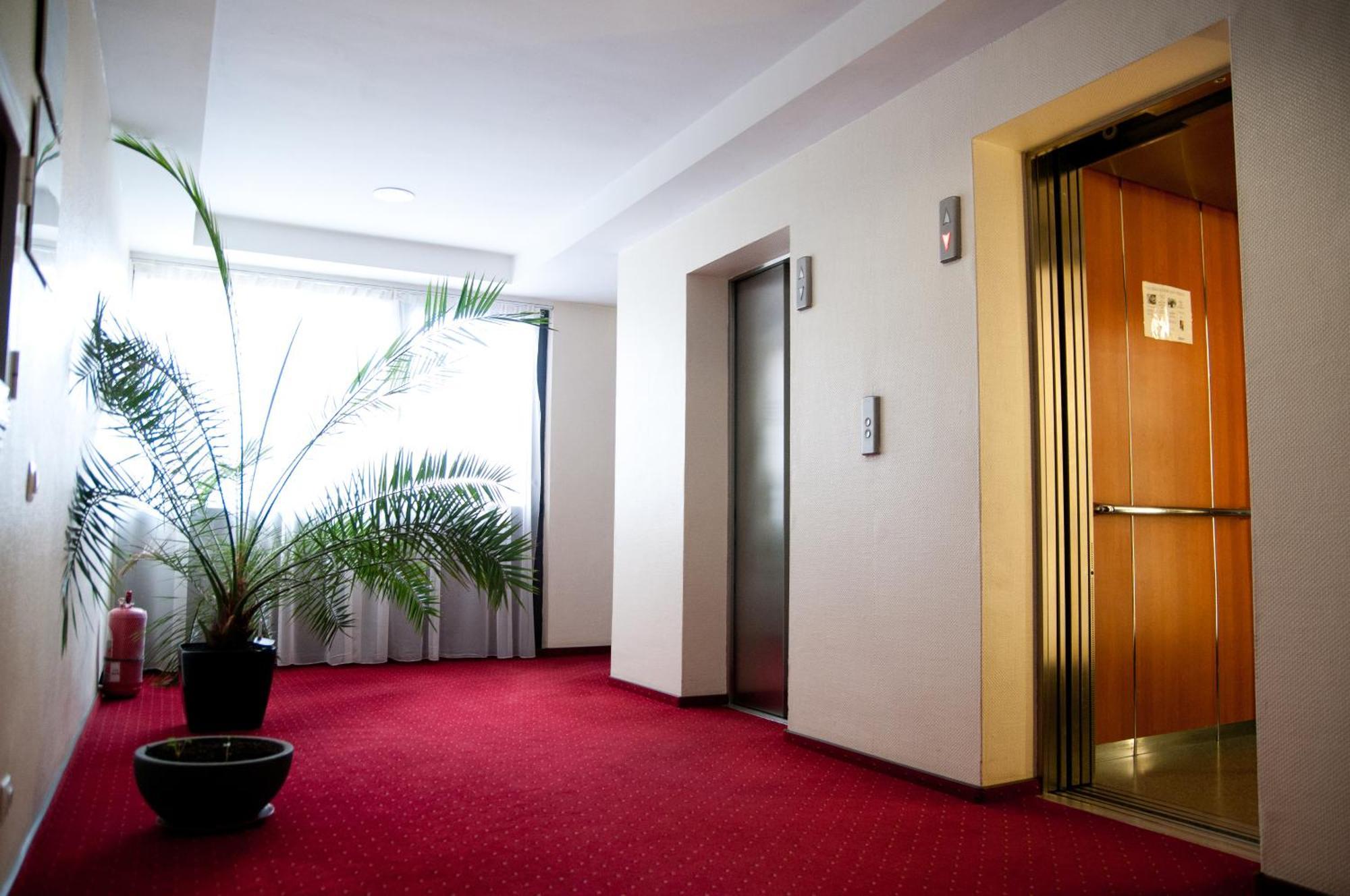 Hotel Rapsodia City Center Botoşani Extérieur photo