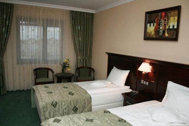 Hotel Rapsodia City Center Botoşani Extérieur photo