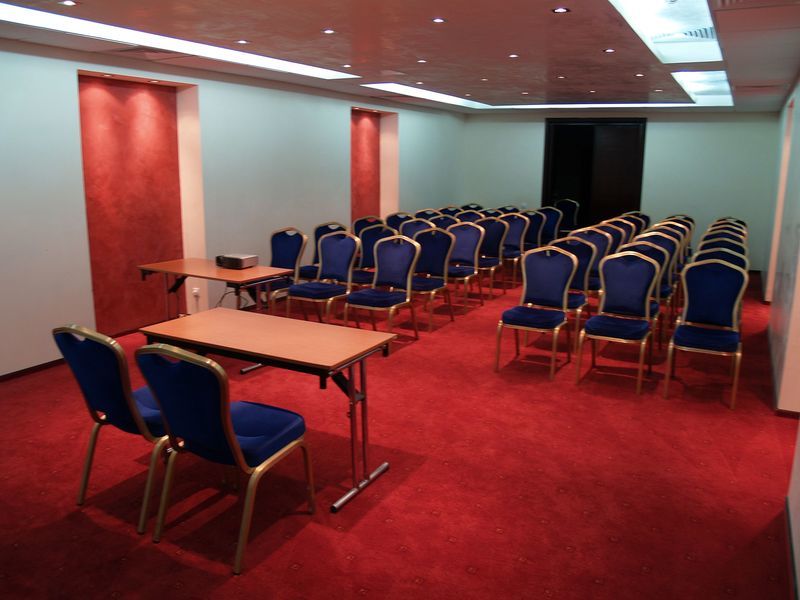 Hotel Rapsodia City Center Botoşani Extérieur photo
