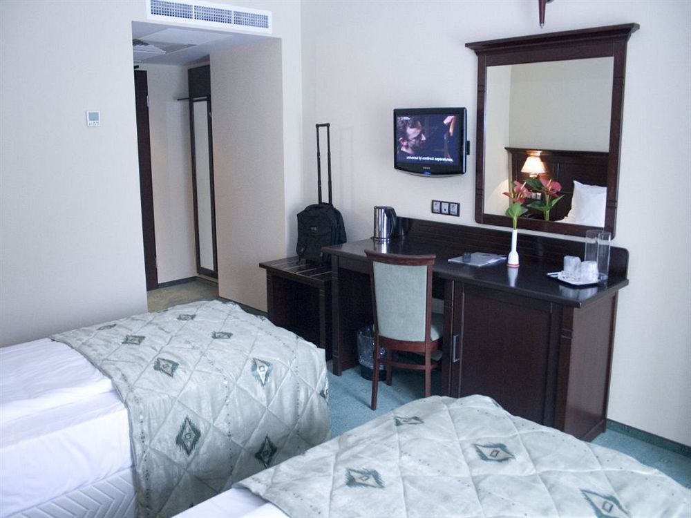 Hotel Rapsodia City Center Botoşani Extérieur photo