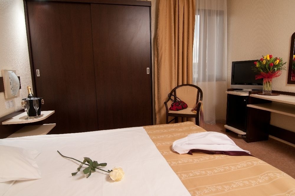 Hotel Rapsodia City Center Botoşani Extérieur photo