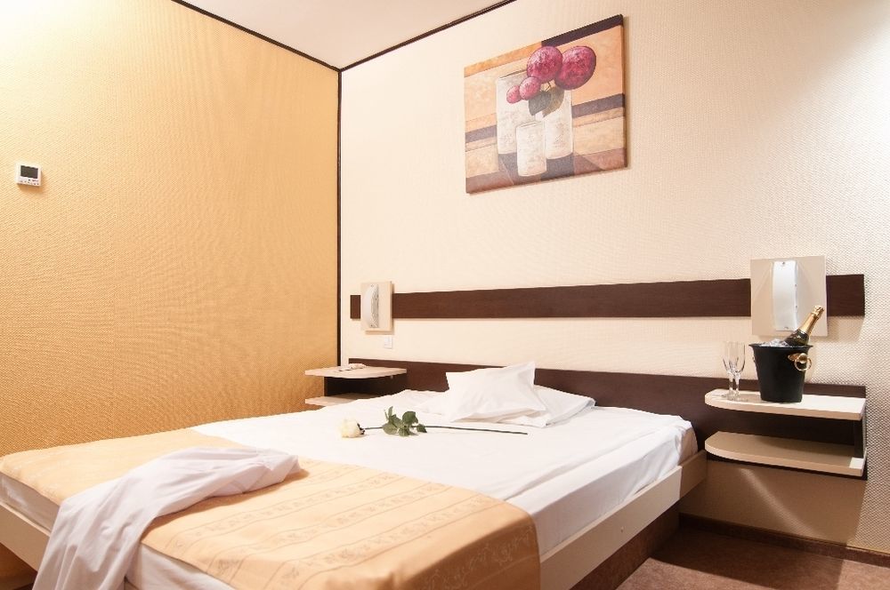 Hotel Rapsodia City Center Botoşani Extérieur photo