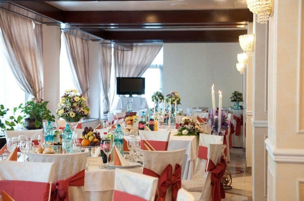 Hotel Rapsodia City Center Botoşani Extérieur photo