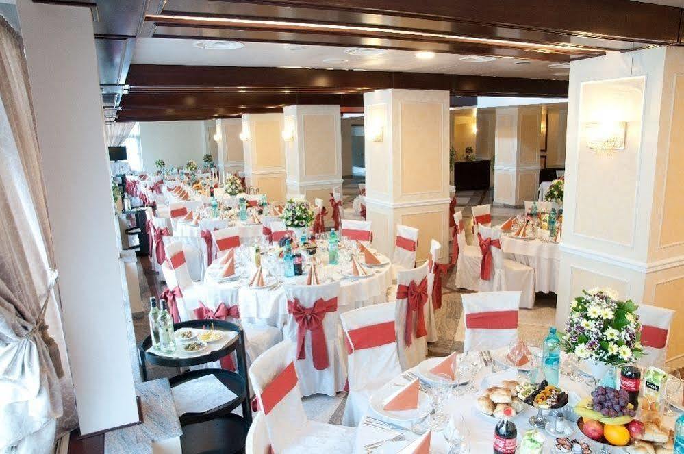 Hotel Rapsodia City Center Botoşani Extérieur photo