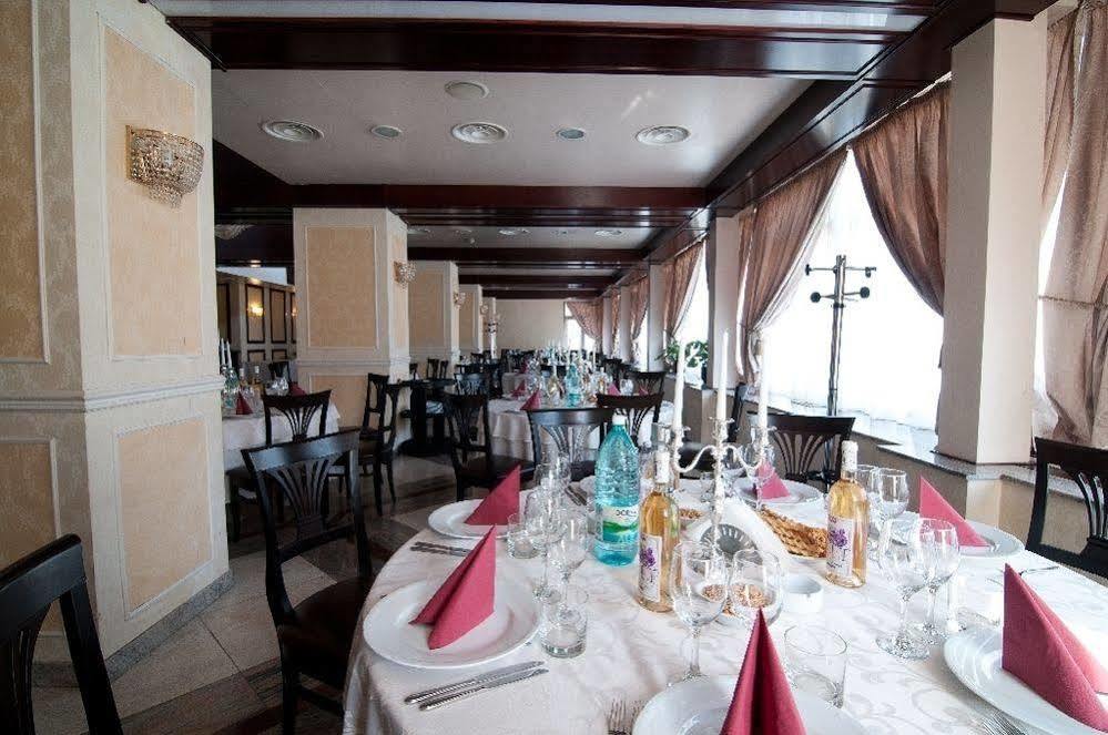 Hotel Rapsodia City Center Botoşani Extérieur photo