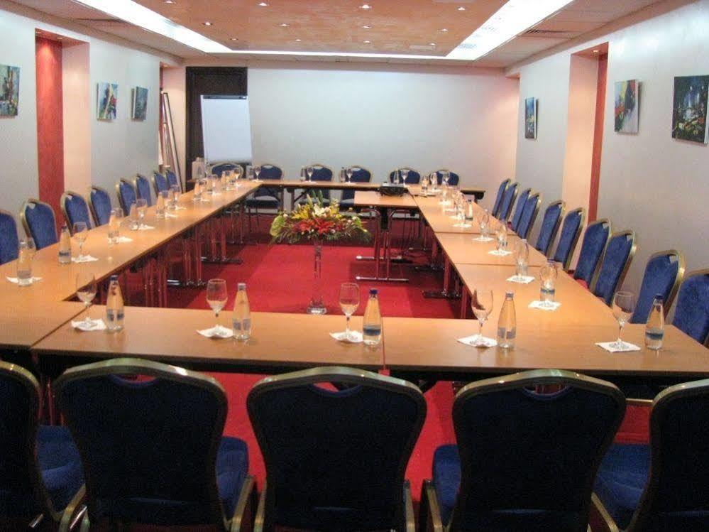 Hotel Rapsodia City Center Botoşani Extérieur photo