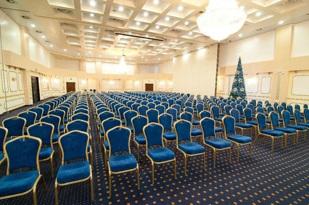 Hotel Rapsodia City Center Botoşani Extérieur photo