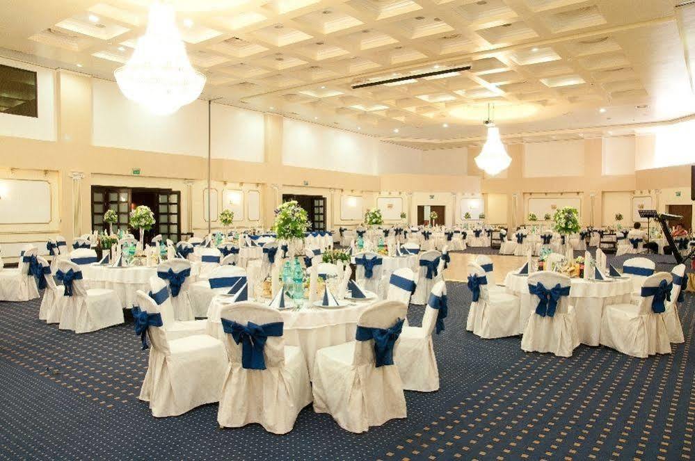 Hotel Rapsodia City Center Botoşani Extérieur photo