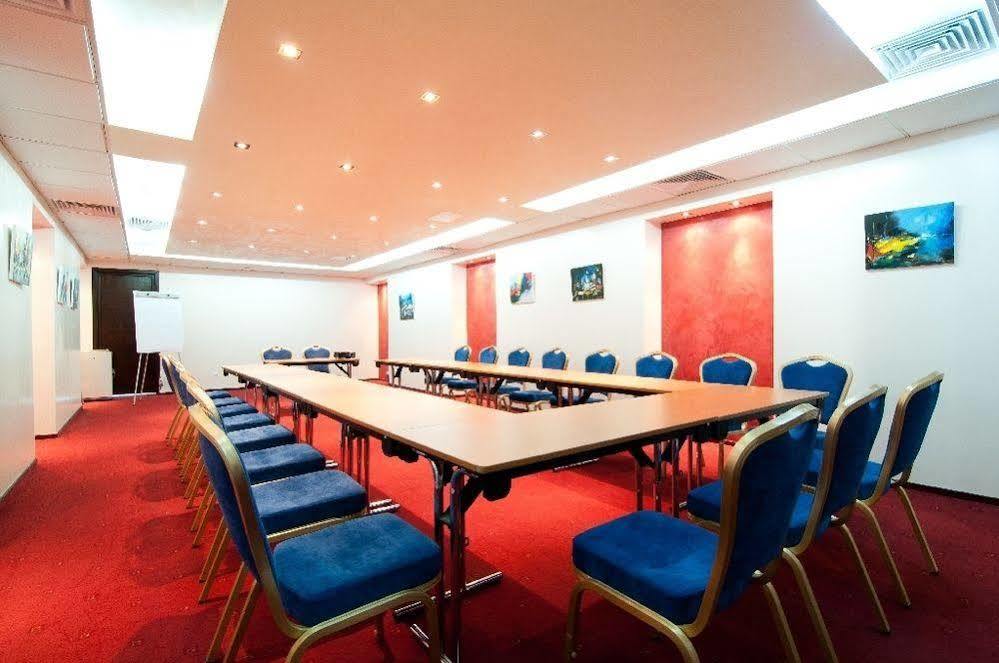 Hotel Rapsodia City Center Botoşani Extérieur photo