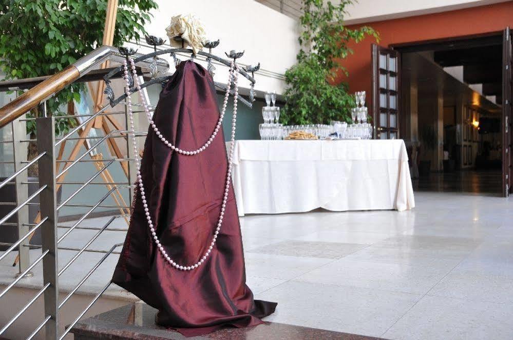 Hotel Rapsodia City Center Botoşani Extérieur photo