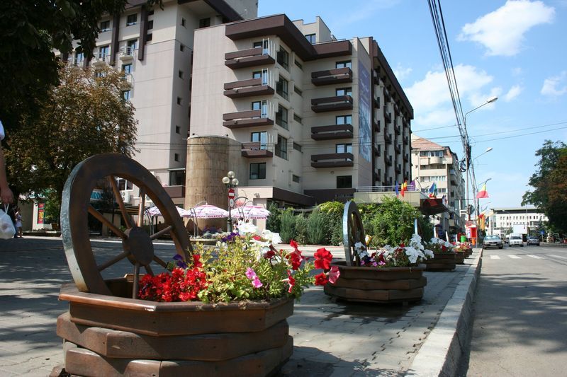 Hotel Rapsodia City Center Botoşani Extérieur photo